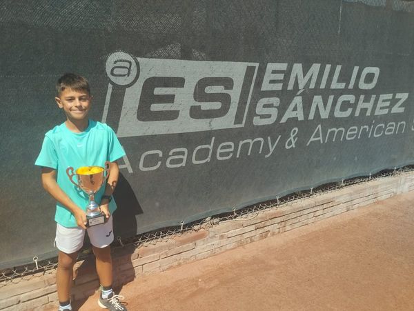 Álex Romero, joven promesa del tenis, campeón del torneo internacional Lemon Bowl en Barcelona