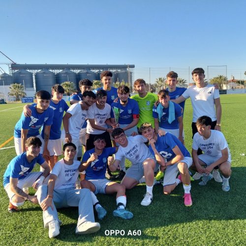 El Gimnástico Don Benito Juvenil A cierra una temporada histórica como campeón de liga recibiendo su trofeo