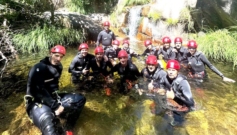 El Club de Montaña La Majona disfruta de una jornada de barranquismo en El Gargantón junto a la empresa DeNada