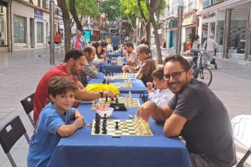 El Club de Ajedrez Don Benito celebra la II edición de “Ajedrez en la calle” con gran participación vecinal